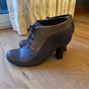 Virus gray & navy booties